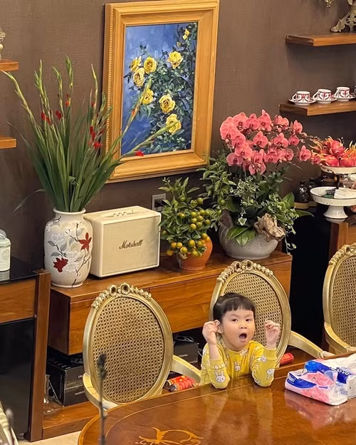 Phượng Chanel kể, con gái rất bám mẹ. "Mẹ đi làm là em cứ bám theo tận cổng như thế này đây, làm mẹ lâu lắm rồi có được đi chơi đâu. Đi đâu cũng chớp nhoáng rồi nhanh phi về ôm em ngay", bạn gái cũ của Quách Ngọc Ngoan bày tỏ. Ảnh: FBNV.