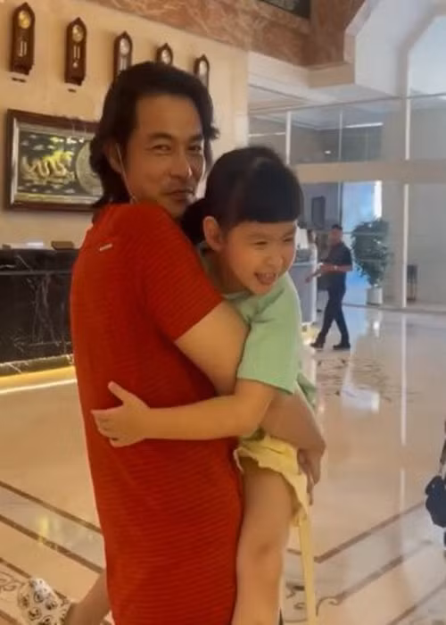 Dù đã chia tay, Quách Ngọc Ngoan - Phượng Chanel vẫn giữ mối quan hệ tốt đẹp. Mới đây, Phượng Chanel đưa con gái Sumi Thanh Nhã vào Sài Gòn thăm Quách Ngọc Ngoan. Ảnh: Người Đưa Tin.