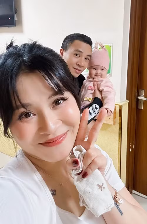 Quay phim Trần Mạnh Hùng cưng chiều con gái.