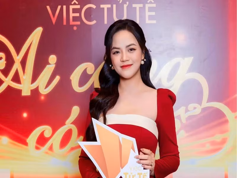 Nữ diễn viên khẳng định mối quan hệ với bố của em bé trong bụng vẫn tốt đẹp. “Tôi nói ra lựa chọn của mình không phải để chờ ai đó phán xét. Cũng như việc tôi hạnh phúc không phải chờ ai cho mới được! Nhà tôi vẫn đang êm ấm, chúng bạn yên tâm”, Thu Quỳnh viết.