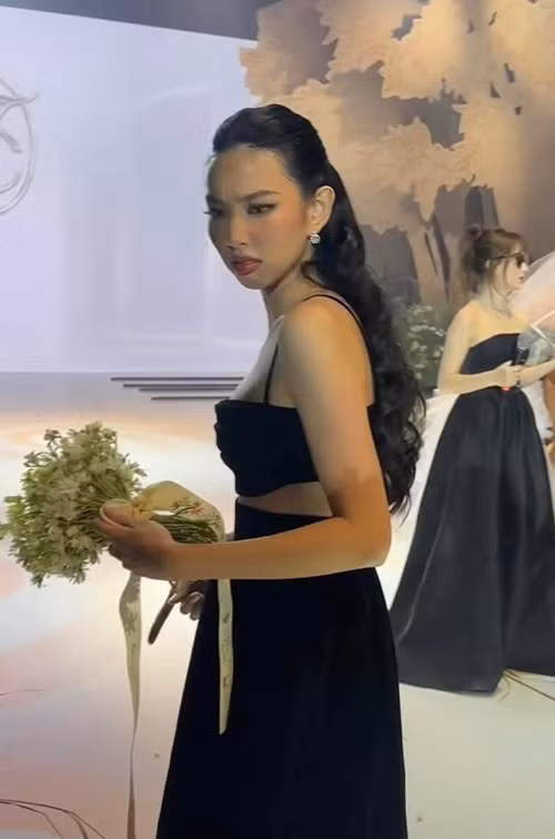 Hoa hậu Thuỳ Tiên bắt được hoa cưới nhưng bị mất giày cao gót. Ảnh: FBNV.