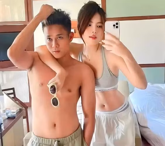 Bảo Hân và tiền đạo Lê Minh Bình (SN 1999, Bình Phước) có khoảng hơn 4 năm yêu nhau và không ngại chia sẻ những hình ảnh lãng mạn, ngọt ngào trên mạng xã hội