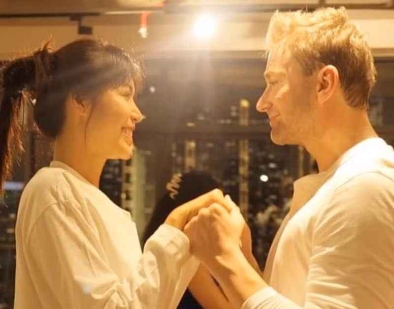 Minh Tú từng chia sẻ, chính bố mẹ Chris giục cả hai kết hôn dù nữ người mẫu nói không cần kết hôn. Ảnh: Thương Hiệu Pháp Luật.