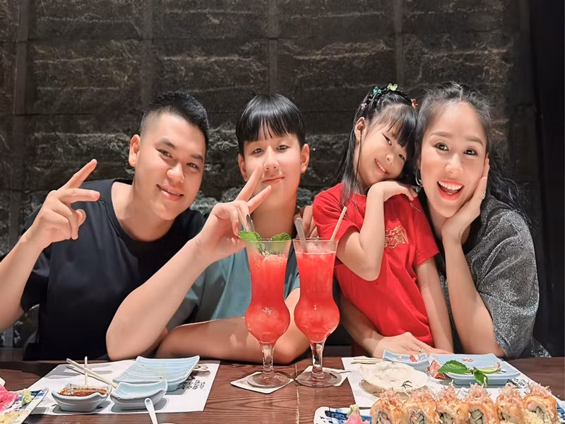 Vợ chồng Lê Phương vừa đưa các con đi chơi dịp lễ 30/4-1/5.