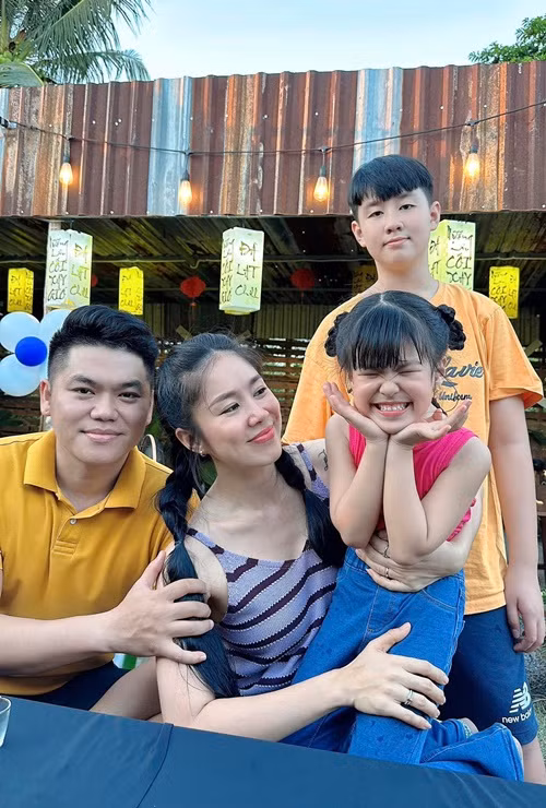 Con trai riêng của Lê Phương sống cùng vợ chồng nữ diễn viên.