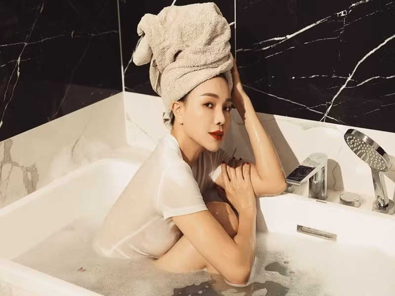 Trên trang cá nhân, Trà Ngọc Hằng vừa đăng tải loạt ảnh gợi cảm trong bồn tắm.