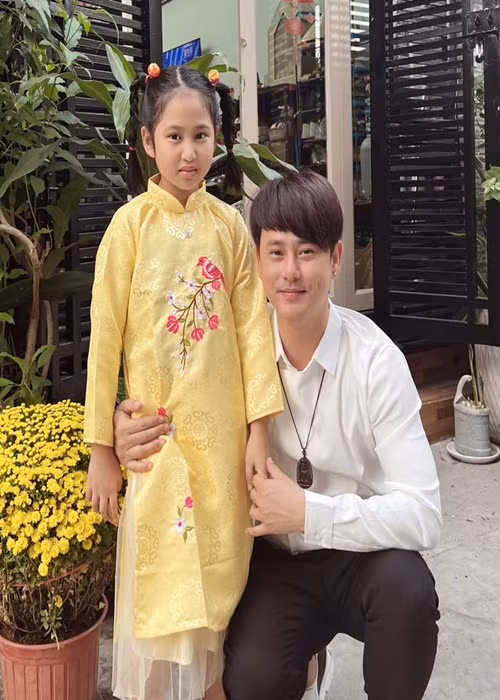 Khi mọi thứ đã sẵn sàng, Ưng Đại Vệ quyết định giới thiệu thiên thần nhỏ của mình với khán giả. Theo nam ca sĩ, người hâm mộ không chỉ đón nhận con gái anh mà còn gửi tặng quà cho cô nhóc.