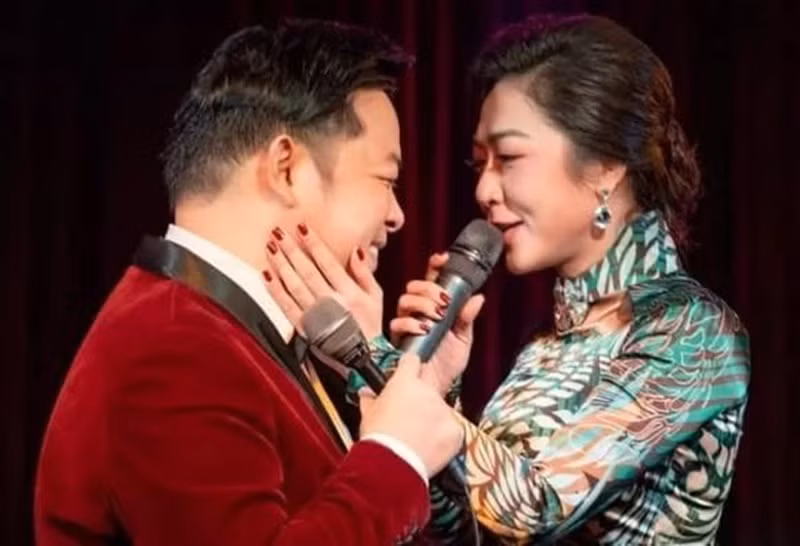 Cả hai tình tứ khi diễn tại một phòng trà. Ảnh: Thương Hiệu Pháp Luật.
