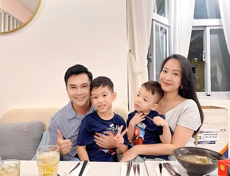 Tháng 3/2016, Nam Cường bí mật tổ chức đám cưới với Phương Thảo. Cặp đôi hiện tại có hai con trai chung. Ảnh: FBNV.