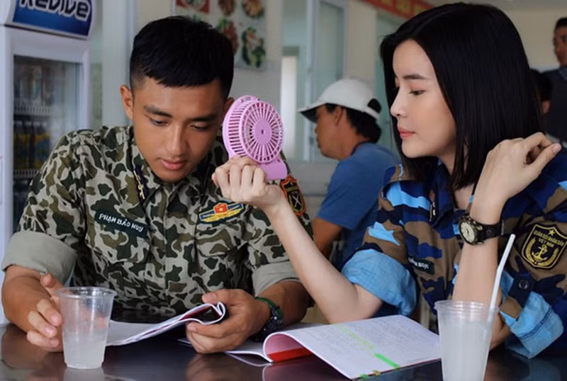 Trước tin đồn, Cao Thái Hà và Hữu Vi đóng chung phim Hậu duệ mặt trời phiên bản Việt. Ảnh: Dân Việt.