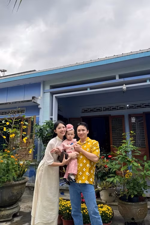 Phan Mạnh Quỳnh - Khánh Vy hạnh phúc bên con gái dịp Tết Nguyên đán 2024.