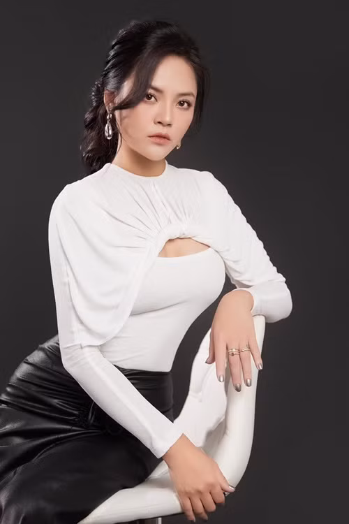 Cuộc hôn nhân giữa cô và Chí Nhân tan vỡ vào năm 2015. Sau ly hôn, cả hai giữ liên lạc qua lại nhưng chỉ chia sẻ về con trai chung.