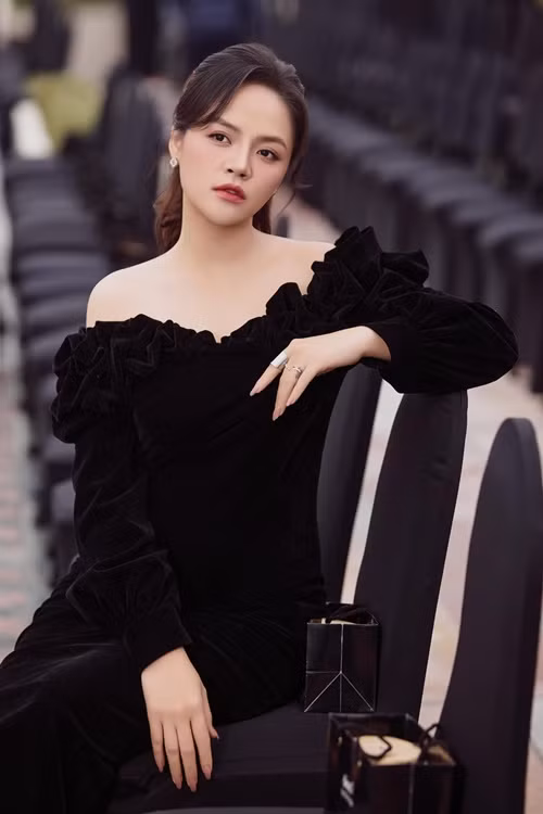Khi Thu Quỳnh chia sẻ tin vui bầu bí lần 2, rộ tin đồn thất thiệt cha em bé trong bụng Thu Quỳnh là bạn trai cũ của cô. Nhanh chóng, Thu Quỳnh lên tiếng đính chính.
