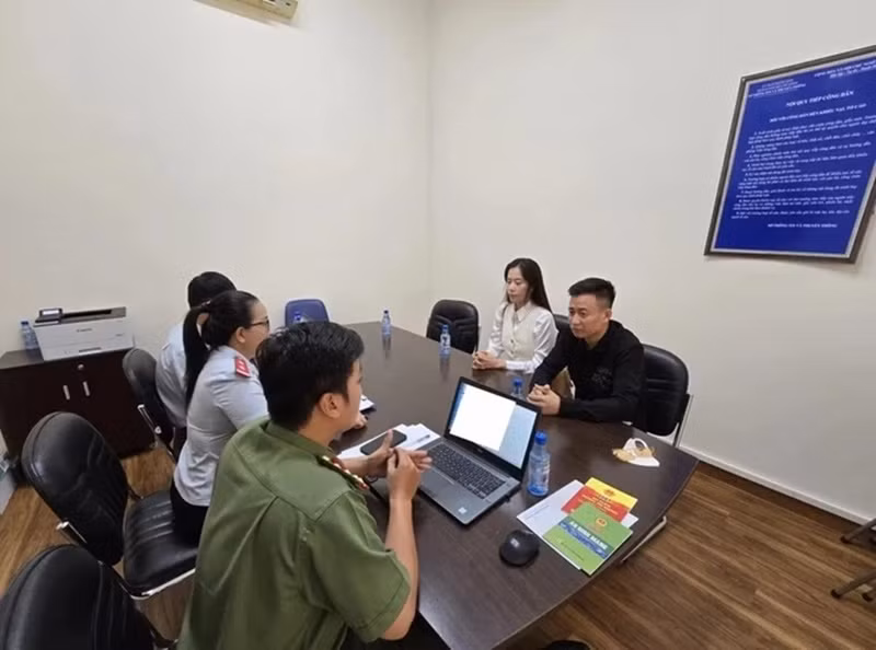 Tháng 3, Sở TT&amp;TT TP HCM quyết định xử phạt vi phạm hành chính đối với Nam Em về hành vi cung cấp thông tin gây hoang mang trong nhân dân và hành vi cung cấp thông tin xúc phạm danh nhân, anh hùng dân tộc. Tổng số tiền xử phạt hành chính là 37,5 triệu đồng. Ảnh: Znews.