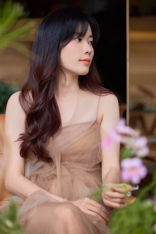 Thông tin Nam Em bị triệu tập lần thứ 2 gây chú ý. Trước đó, người đẹp gây ồn ào với cảnh leo ra ban công lúc đang livestream giữa tháng 3 vừa qua. Ảnh: FBNV.