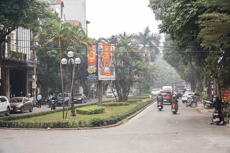 Trước đó, tại kỳ họp thứ ba HĐND TP Hà Nội khóa XVI, nhiệm kỳ 2021-2026, với 100% đại biểu có mặt tán thành về việc đặt tên, điều chỉnh độ dài một số tuyến đường, phố trên địa bàn Hà Nội năm 2021. Có 38 tuyến đường, phố mới và 9 tuyến đường và phố được điều chỉnh độ dài.