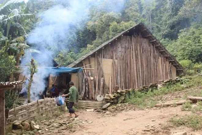 Khoảng 1 tháng sau, Tẩn Láo Lở có qua nhà Tẩn Ông Nải chơi, hôm đó chỉ có một mình chị Tẩn Tả Mẩy ở nhà. Lợi dụng không có ai, Tẩn Láo Lở cưỡng ép, đòi chị Mẩy cho quan hệ tình dục nhưng bị chống cự nên không thực hiện được hành vi. Toàn bộ sự việc trên đã được chị Mẩy kể cho chồng và gia đình biết. Sau đó gia đình Tẩn Láo Lở phải bồi thường cho gia đình anh Tẩn Ông Nải 1 con trâu theo tục lệ người Dao. Cũng từ đó tình cảm giữa 2 gia đình không còn được như trước. 