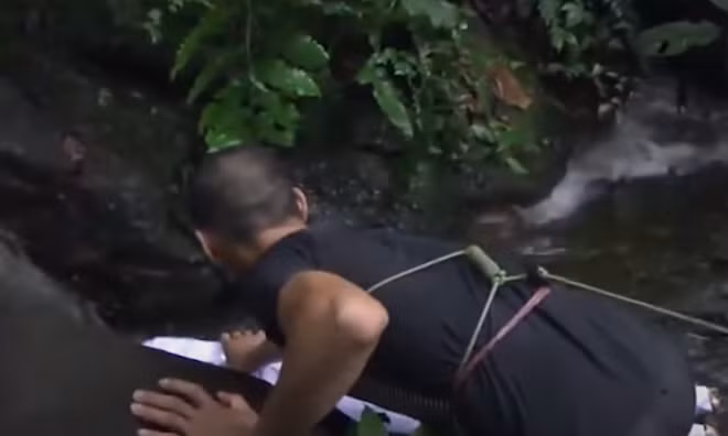 Hắn dắt 2 đứa bé đi sâu vào trong núi, lội qua con suối, Lở còn cõng cả 2 cháu đi qua. Tại đây, Lở ra tay sát hại cả 2, dìm xuống suối rồi dùng đá đè lên người. Chưa dừng lại ở đó, hắn quay về nhà bế cháu bé sơ sinh mới được 27 ngày tuổi ném xuống khe suối cách nhà chị Mẩy chỉ 100m. Sau khi gây án, Lở quay lại nhà chị Mẩy lục soát tài sản, lấy được 700.000 đồng và một số đồng bạc.