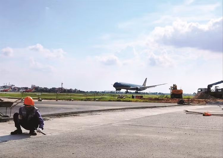Do ảnh hưởng dịch bệnh nên dự án chậm tiến độ hoàn thành giai đoạn 1. Các nhà thầu đang cải tạo đường băng 1A trong giai đoạn 2, dự kiến hoàn thành quý 1 năm 2022. Dự án sửa chữa nâng cấp đường băng sân bay Tân Sơn Nhất giai đoạn một gồm sửa chữa đường băng 25R/07L, dài 3 km, rộng gần 46 m; bốn đường lăn nối E1, NS1, W4, W6 cùng các công trình phụ trợ. (Ảnh: Kinh tế Đô thị)