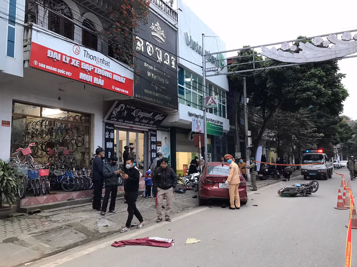 Vào khoảng thời gian trên, xe ô tô BKS: 24A-172.27 do Lê Văn Đức (SN 1969, trú tại Kíp Tước 2, xã Hợp Thành, thành phố Lào Cai) điều khiển đã va chạm với xe mô tô 24B2-134.86 do Vũ Duy Thoan (SN 1971, trú tại phường Pom Hán, thành phố Lào Cai) điều khiển. 