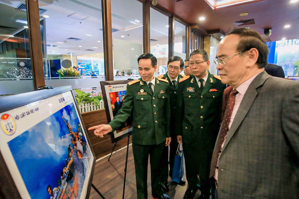 Khai mac trien lam anh “Luat gia Viet Nam voi Bien, dao que huong“-Hinh-3