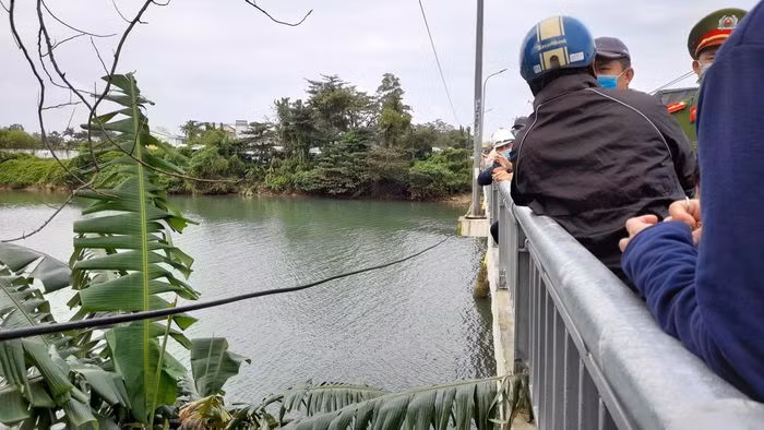  Phát hiện thi thể thanh niên nổi trên sông: Trưa 12/12, người dân xã Tam Xuân 1, huyện Núi Thành, tỉnh Quảng Nam đã phát hiện một thi thể thanh niên trôi nổi trên sông Tam Kỳ, đoạn chảy qua thôn Tam Mỹ, xã Tam Xuân 1 nên đã điện báo cho cơ quan chức năng. Danh tính ban đầu xác định là anh Phạm Văn C. (23 tuổi), trú xã Tam Anh Nam, huyện Núi Thành. 