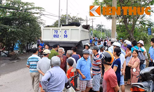 Xe ben gay tai nan tong xe may hai nguoi thuong vong-Hinh-2