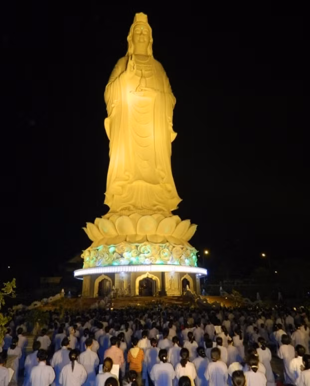 Không chỉ người dân Đà Nẵng, du khách thập phương mỗi dịp đặt chân tới mảnh đất nên thơ này đều không bỏ qua địa chỉ tâm linh nổi tiếng chùa Linh Ứng - Bãi Bụt để một lần được chiêm ngưỡng tượng Phật Bà Quan Thế Âm cao nhất Việt Nam.
