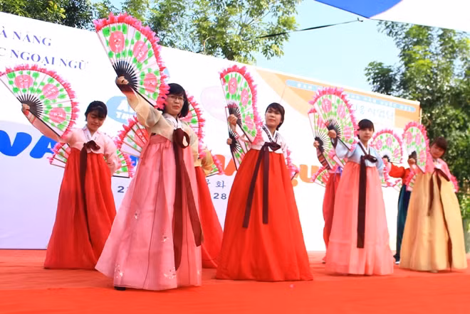 Ngam nu sinh Da Nang xinh dep trong trang phuc Hanbok-Hinh-4