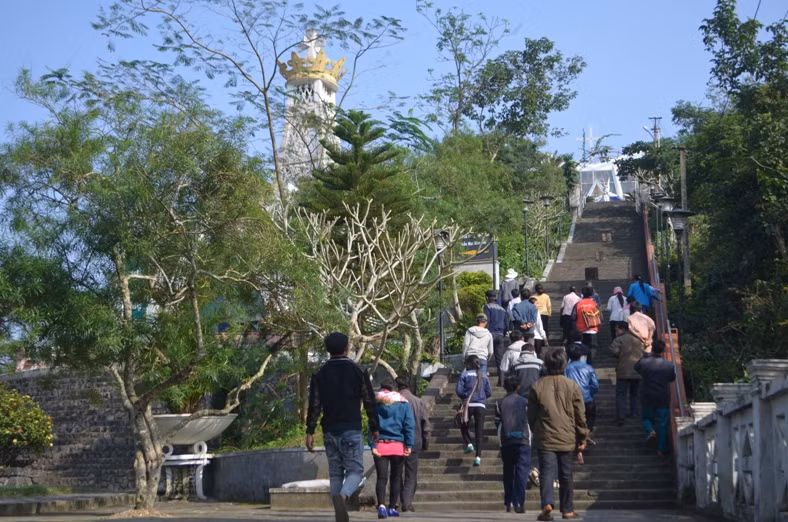 Ngày qua ngày, nơi đây đón hàng ngàn khách thập phương đến tham quan, hành hương.