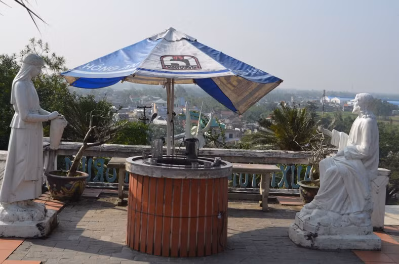 Trên đỉnh đồi nhà Thờ có một cái giếng mà người xứ đạo cho là giếng nước thánh rất thiêng, khi uống vào mọi bệnh tật được tiêu trừ, cơ thể trở nên khỏe mạnh nếu có lòng tin.
