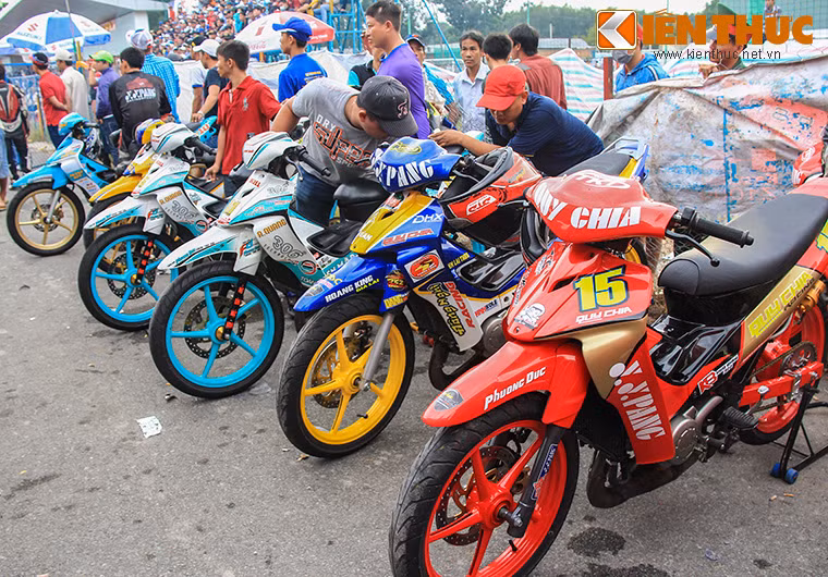 Những chiếc xe 2 thì 125cc đã được các "lò" độ máy, được đem đến để tranh tài.