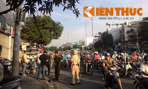 Người đàn ông lao xe lên vỉa hè rồi lăn ra chết Nguoi dan ong lao xe len via he roi lan ra chet