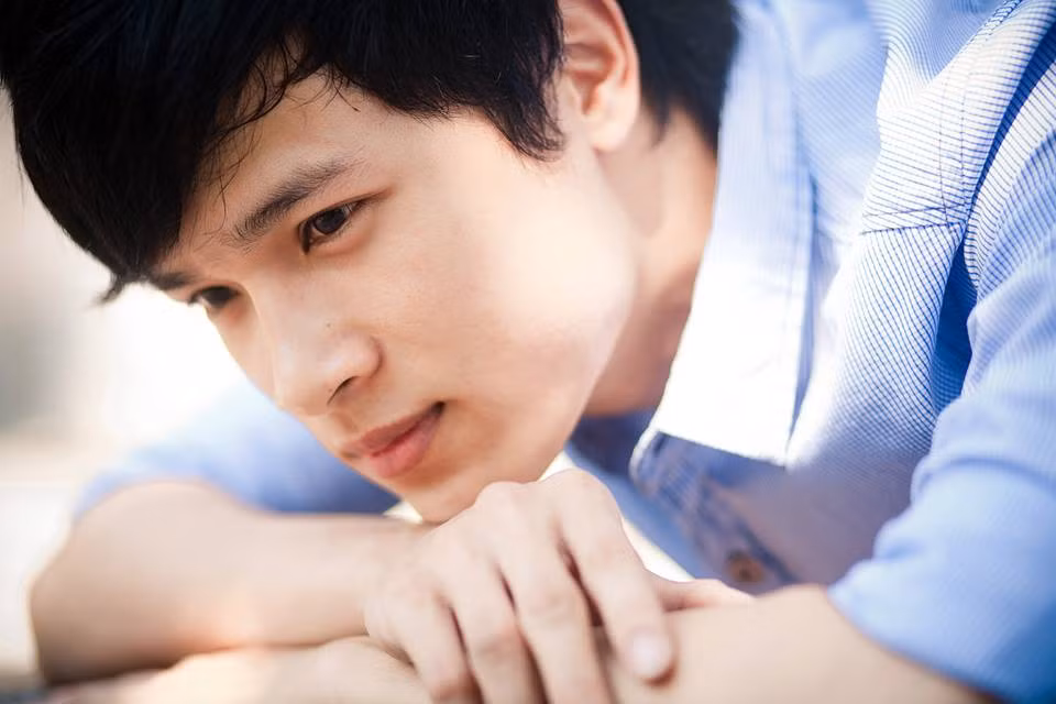 Vẻ khôi ngô mang chất thư sinh của anh chiếm được cảm tình của nhiều người, nhất là các cô gái.