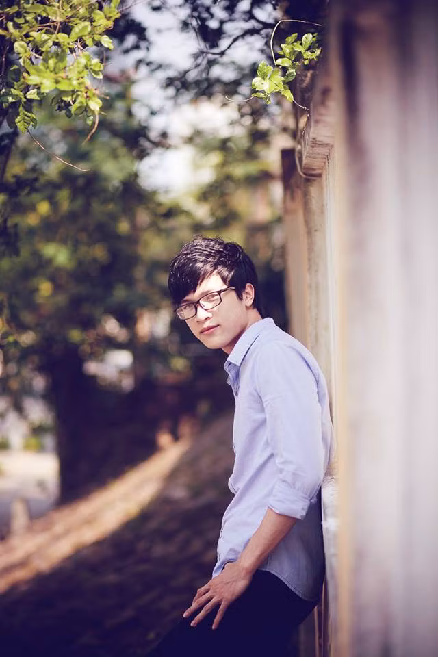 Chẳng những đẹp trai, chàng hot boy Bách khoa còn có nhiều tài lẻ như đàn ngọt, hát hay. Anh còn tham gia làm người mẫu ảnh.