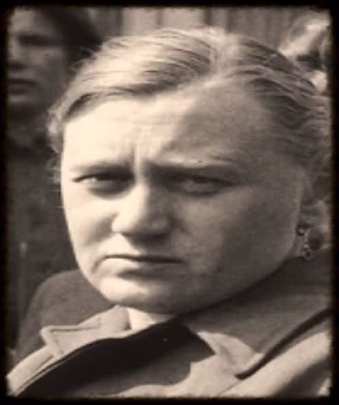 Alice Orlowski cũng là một trong những phụ nữ tàn ác trong thời kỳ Đức Quốc xã. Alice sử dụng roi đánh vào mắt của tù nhân khiến họ không thể lao động và sau đó chuyển họ vào phòng hơi ngạt. Alice thậm chí không tha cho những đứa trẻ. Sau này, Alice chỉ bị kết án 10 năm tù và chết năm 1973. Nguồn ảnh: The Richest