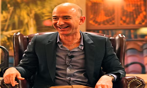 Jeff Bezos là Giám đốc điều hành của công ty Amazon. Cách để giúp người thành công trên thế giới này giải tỏa căng thẳng chính là nụ cười. “Tôi cười nhiều”, ông Jeff Bezos cho biết trong cuộc phỏng vấn với Academy of Achievement.