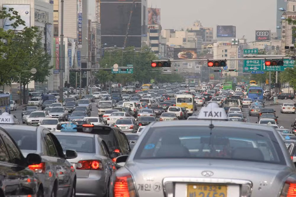 Hàn Quốc là một đất nước rất hiện đại và thu hút du khách. Tuy nhiên, khi lái xe ở quốc gia này bạn nên hết sức cẩn trọng bởi có những người lái xe trong tình trạng say rượu, có thể dẫn đến tai nạn giao thông. Ảnh: The Richest