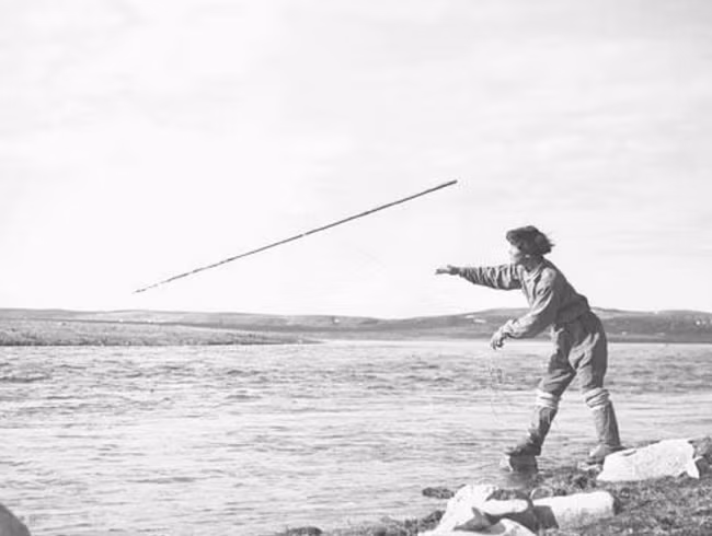 Một người đàn ông Inuit đang đánh bắt cá bằng giáo. (Nguồn ảnh: ATI)