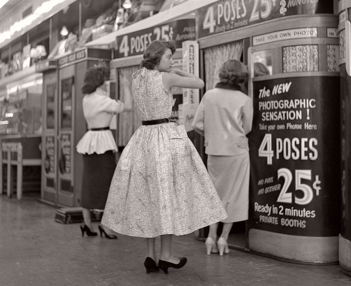 Ba cô gái trẻ ở Manhattan hồi tháng 4/1954.