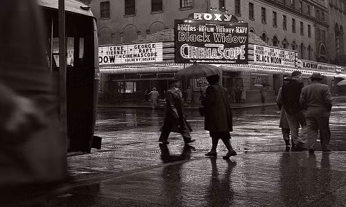 Quảng trường Times ở thành phố New York trong một ngày mưa hồi những năm 1950.