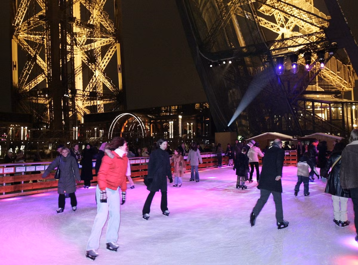 Tháp Eiffel không chỉ là một địa điểm du lịch mà trong tòa tháp còn có tòa soạn, bưu điện, phòng thí nghiệm, nhà hát hát, sân trượt băng,...