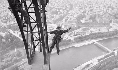 Sau khi hoàn tất, Tháp Eiffel cao 300 mét trở thành công trình cao nhất thế giới cho đến năm 1930.