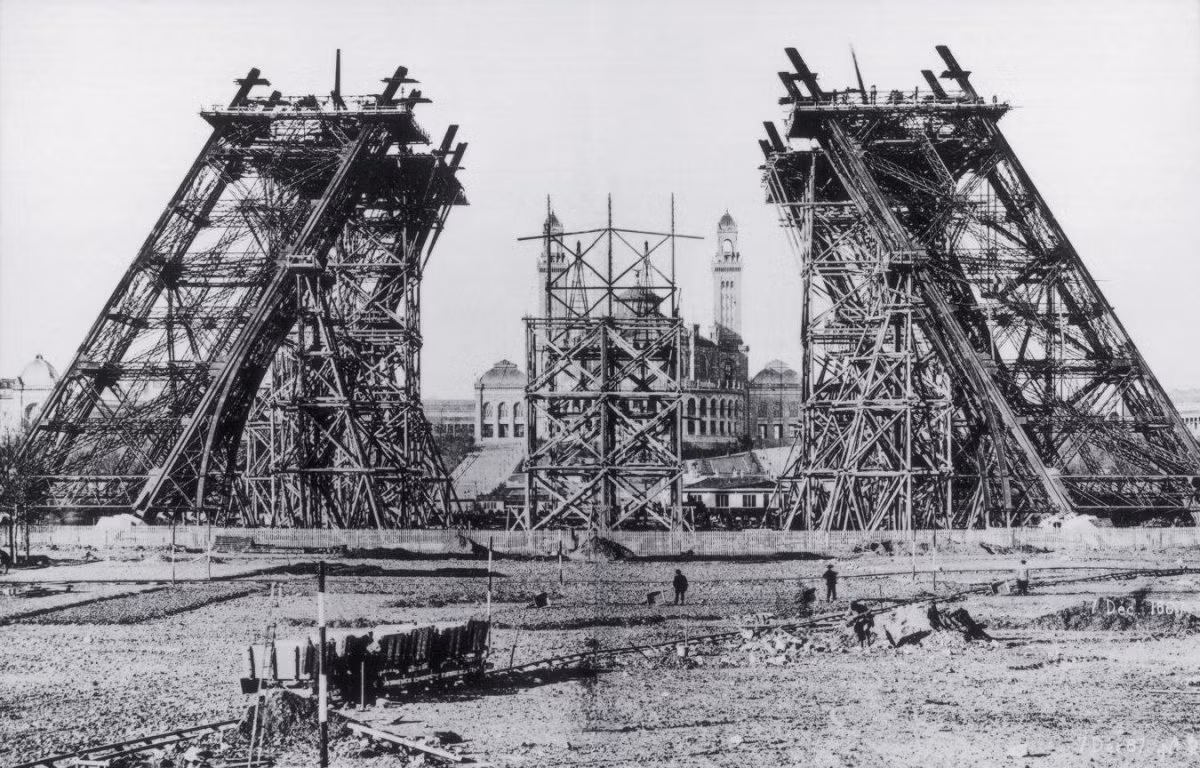 Tháp Eiffel được làm từ 18.038 thanh sắt. Những thanh sắt này được gắn với nhau bằng 2,5 triệu đinh tán. Khoảng 150 đến 300 công nhân đã được thuê để xây dựng công trình biểu tượng của nước Pháp này.