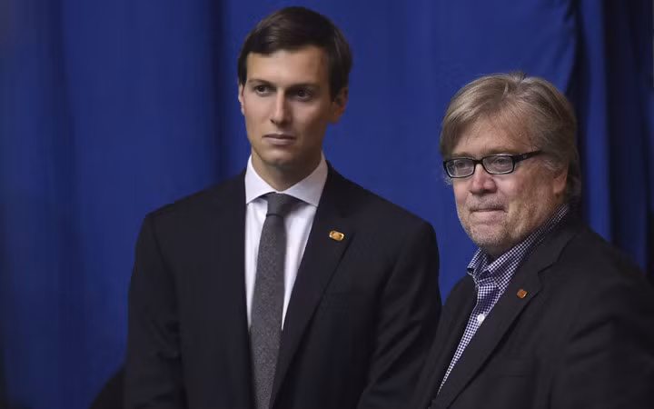 Trong ảnh Jared Kushner đang đứng cạnh ông Steven Bannon. Jared không có bất cứ kinh nghiệm chính trị hay điều hành chính phủ nào trước khi vào Nhà Trắng ngoài việc từng là thành viên của Viện nghiên cứu chính trị. Tuy nhiên, anh được cho là người học hỏi rất nhanh và ông Trump tin rằng cậu con rể vốn thành công trong lĩnh vực bất động sản này cũng sẽ thành công trong chính trị.