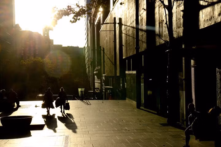 Hai người phụ nữ rời khỏi khu tạm trú cho người khu gia cư ở Sydney.