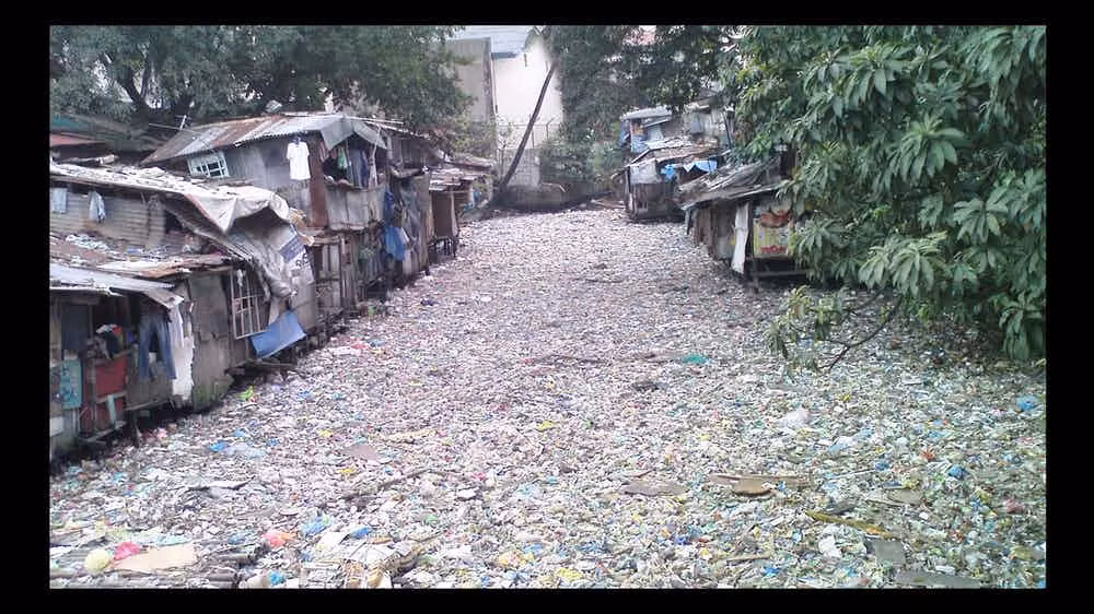Lượng rác thải ở sông Pasig ở Philippines nhiều đến mức người ta có thể đi lại trên đó một cách dễ dàng. Được biết, người dân địa phương đổ khoảng 1.500 tấn rác thải xuống con sông này mỗi ngày.