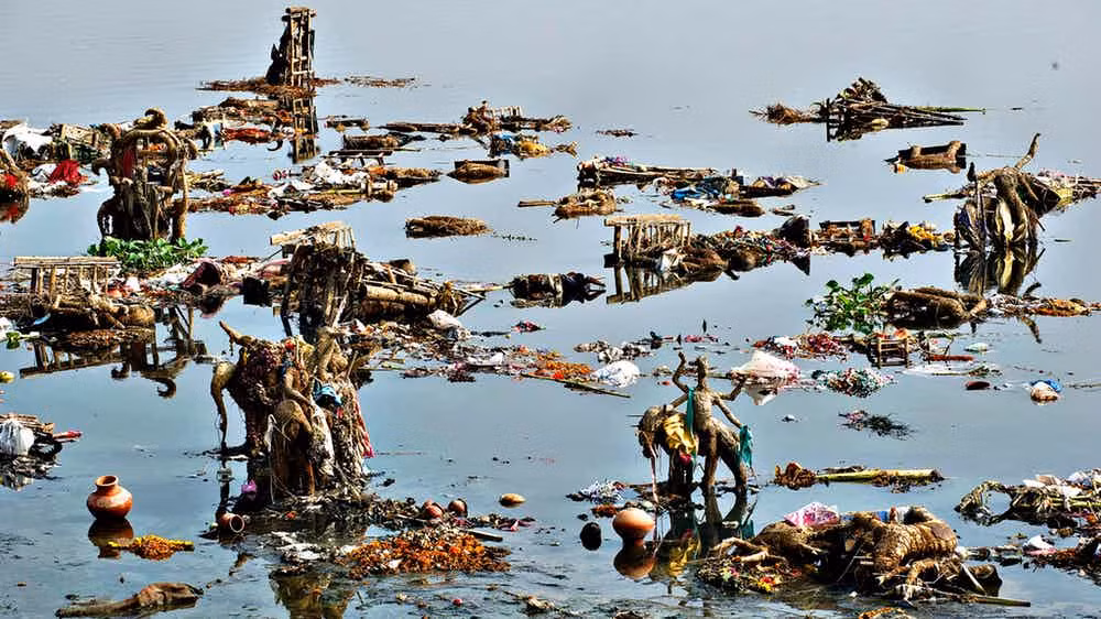 Sông Yamuna ở Ấn Độ cũng bị ô nhiễm nghiêm trọng khi có khoảng 58% lượng rác thải ở New Delhi đổ xuống Yamuna. Những chất thải hóa học độc hại cũng bị xả xuống con sông này.