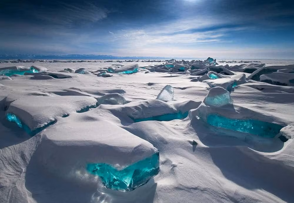 Hồ sâu nhất thế giới nằm ở vùng đất Siberia chính là hồ Baikal. Được biết, hồ Baikal rộng lớn tương đương với diện tích của đất nước Hà Lan. Đây cũng là hồ nước ngọt lâu đời nhất trên thế giới.