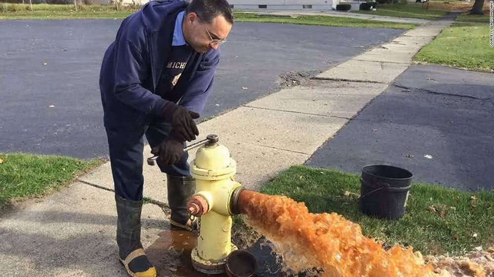 Thành phố Flint ở Michigan đối mặt với cuộc khủng hoảng nước trong nhiều năm gần đây. Tình trạng ô nhiễm nguồn nước do việc xử lý không hiệu quả đã khiến 100 nghìn cư dân bị phơi nhiễm chì cao.